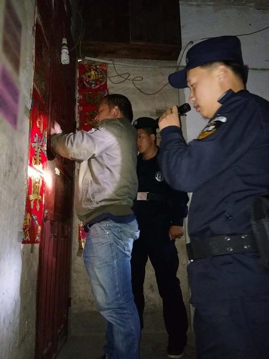 汇川区粗心妈妈误将幼女锁家中 